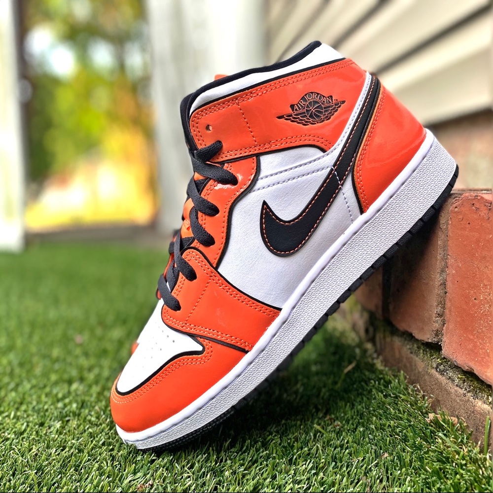 Nike Air Jordan 1 Mid SE ‘Turf Orange’